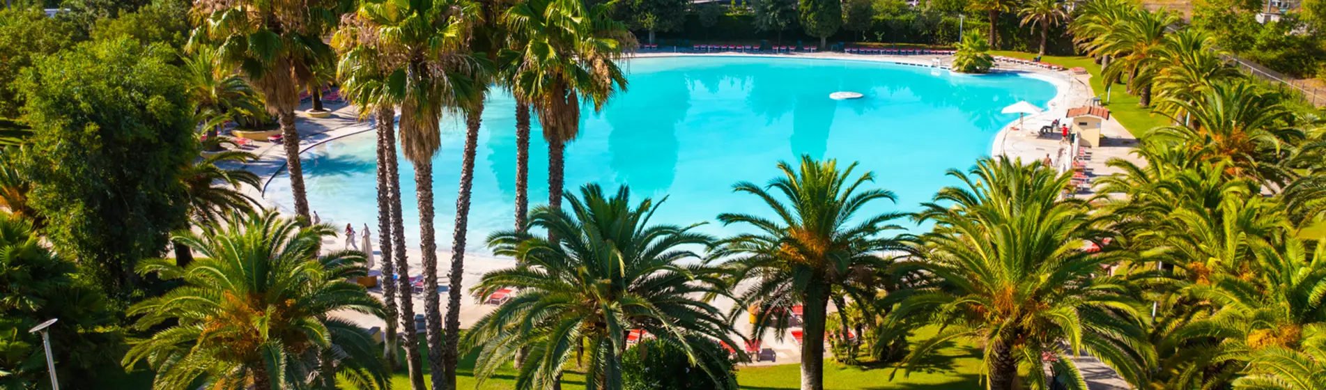 Veduta panoramica del parco piscine termali Acque Albule a Tivoli Terme, vicino Roma
